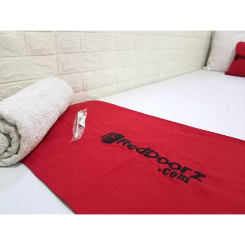 reddoorz luxury homestay near aloha waru surabaya