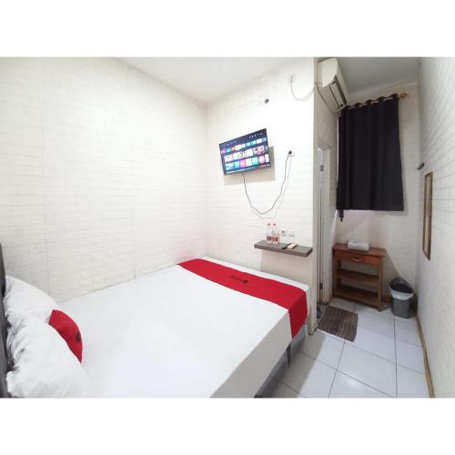 reddoorz luxury homestay near aloha waru surabaya