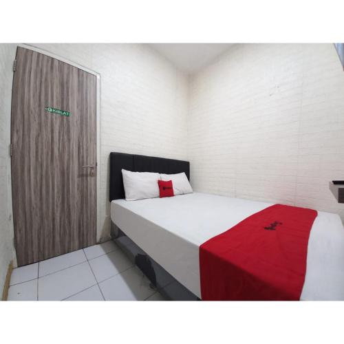 reddoorz luxury homestay near aloha waru surabaya