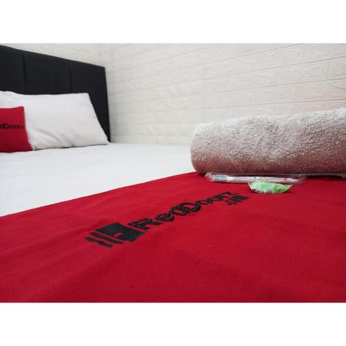 reddoorz luxury homestay near aloha waru surabaya