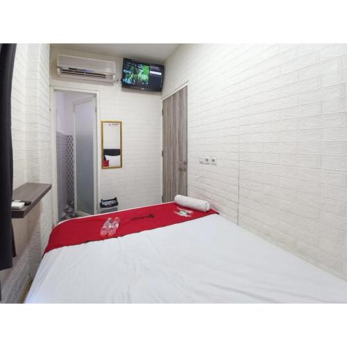reddoorz luxury homestay near aloha waru surabaya
