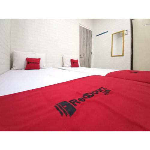 reddoorz luxury homestay near aloha waru surabaya
