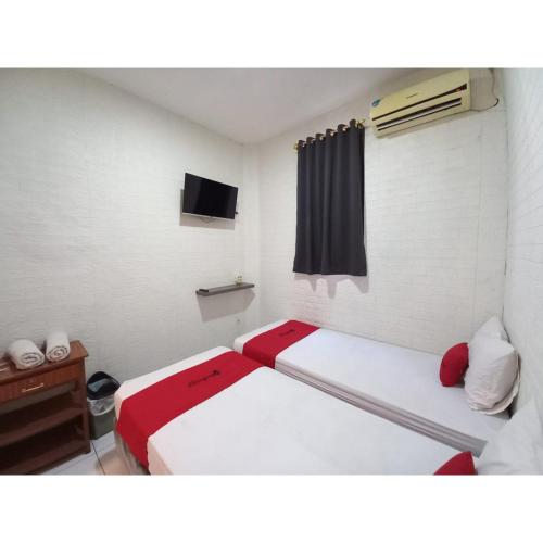 reddoorz luxury homestay near aloha waru surabaya