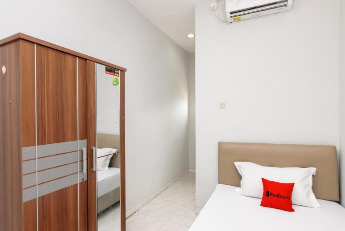 reddoorz near mandaya royal hospital puri