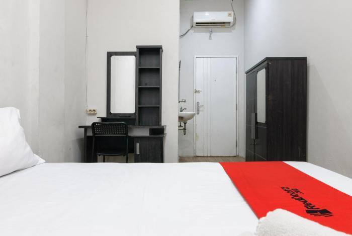 reddoorz near mandaya royal hospital puri