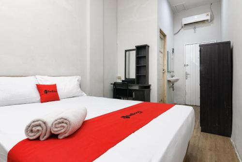 reddoorz near mandaya royal hospital puri