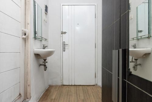 reddoorz near mandaya royal hospital puri