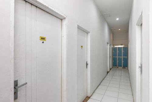 reddoorz near mandaya royal hospital puri