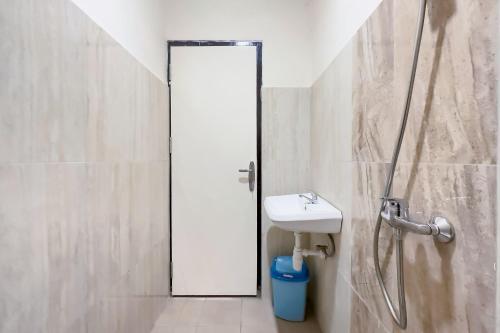 reddoorz plus gng hotel el tari airport kupang
