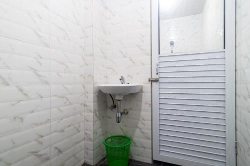 reddoorz plus sempurna inn medan