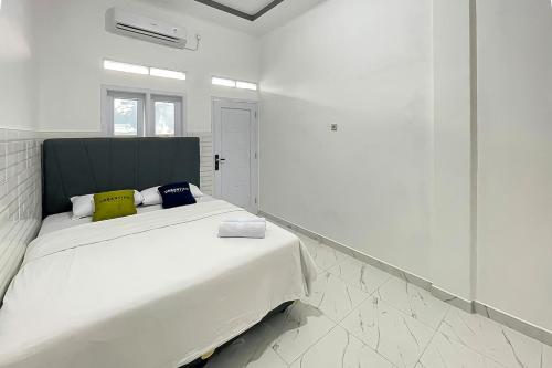 urbanview syariah sasarengan inn near rsud waled cirebon