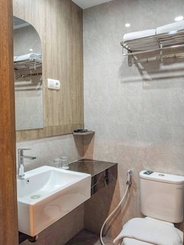 front one luxe hotel solo
