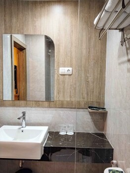 front one luxe hotel solo