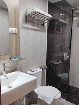 front one luxe hotel solo