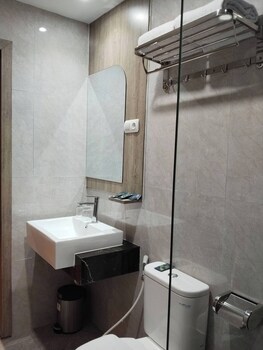 front one luxe hotel solo