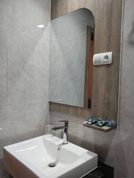 front one luxe hotel solo