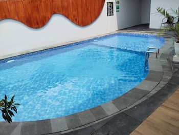 front one luxe hotel solo
