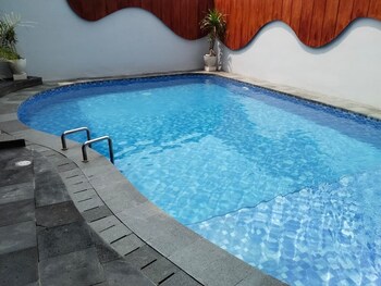 front one luxe hotel solo