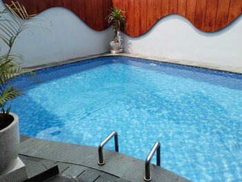 front one luxe hotel solo