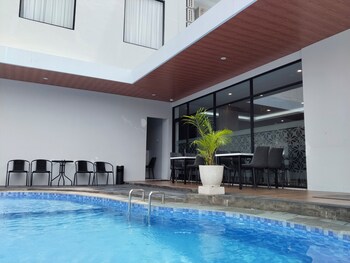front one luxe hotel solo