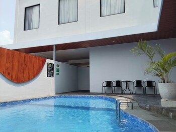 front one luxe hotel solo