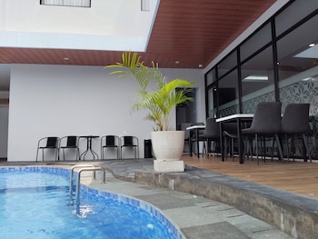 front one luxe hotel solo