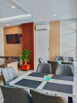 front one luxe hotel solo