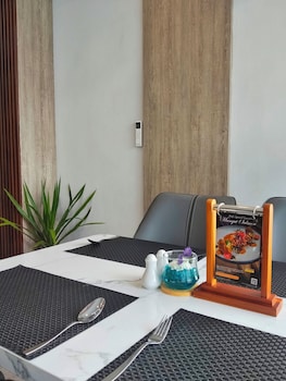 front one luxe hotel solo