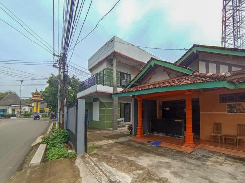 reddoorz at penginapan hello pacitan