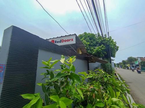 reddoorz at penginapan hello pacitan