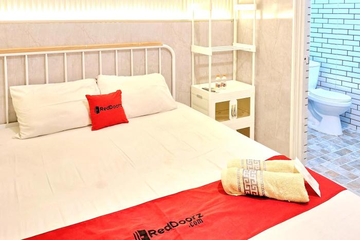 reddoorz victoria hotel near stasiun blitar