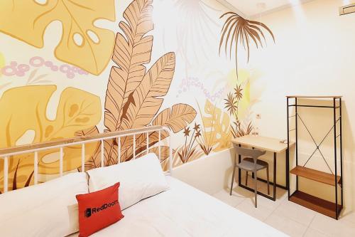 reddoorz victoria hotel near stasiun blitar