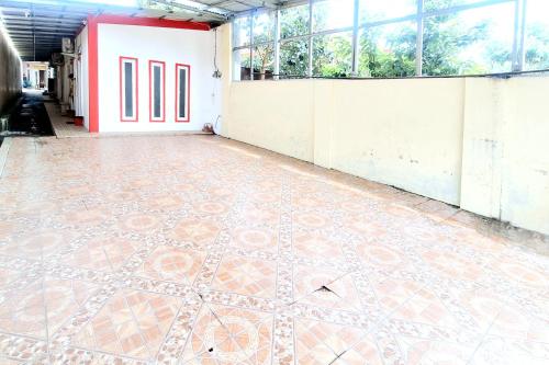 Reddoorz @ Victoria Hotel Near Stasiun Blitar,,2 star