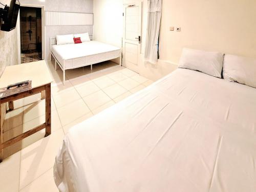 reddoorz victoria hotel near stasiun blitar