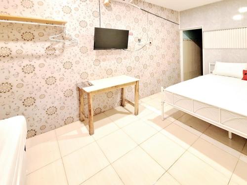 reddoorz victoria hotel near stasiun blitar