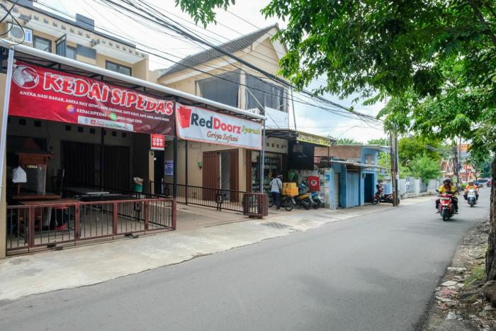 reddoorz syariah near stasiun gubeng 2