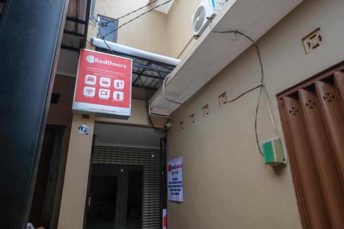 reddoorz syariah near stasiun gubeng 2