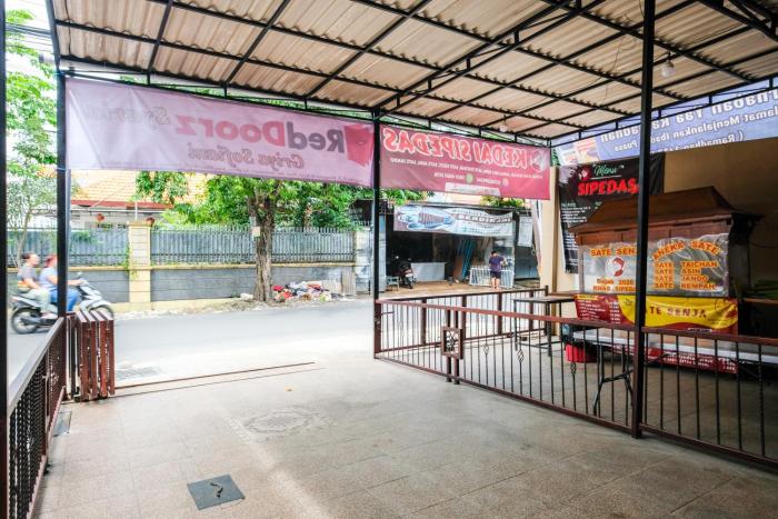 reddoorz syariah near stasiun gubeng 2