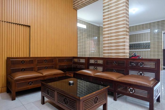 reddoorz syariah near stasiun gubeng 2
