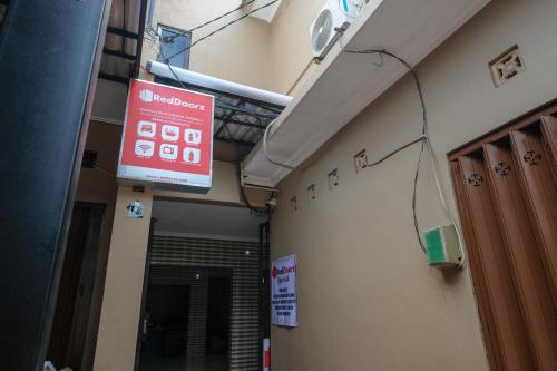 reddoorz syariah near stasiun gubeng 2