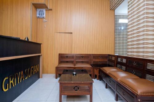 reddoorz syariah near stasiun gubeng 2