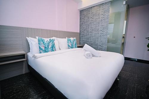 swing and pillows rawang selangor