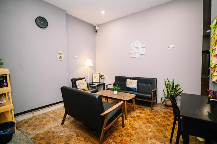 swing and pillows at 87 chulia st