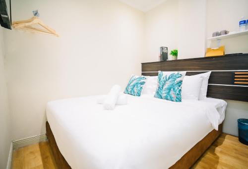 swing and pillows sungei wang bukit bintang