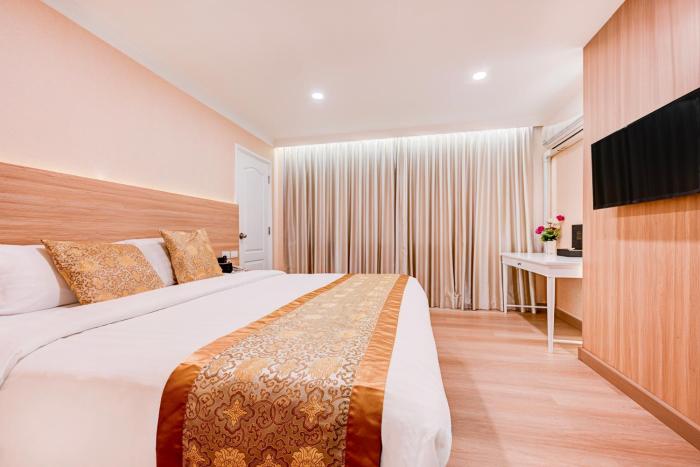 dancenter bangkok travellers hotel