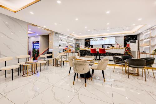 dancenter bangkok travellers hotel
