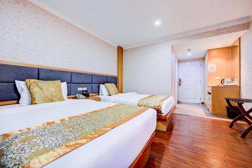 dancenter bangkok travellers hotel