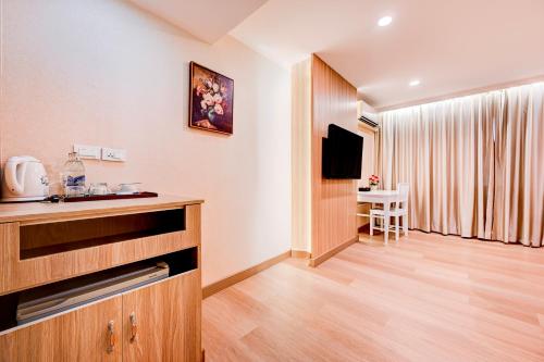 dancenter bangkok travellers hotel
