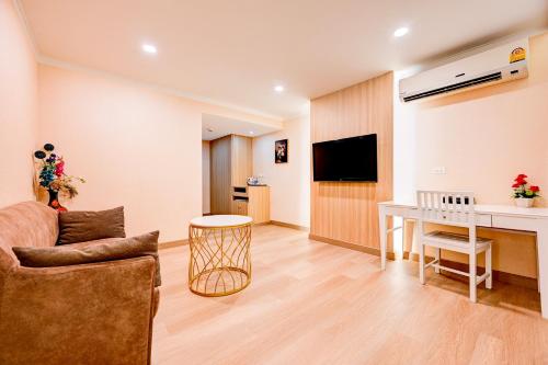 dancenter bangkok travellers hotel