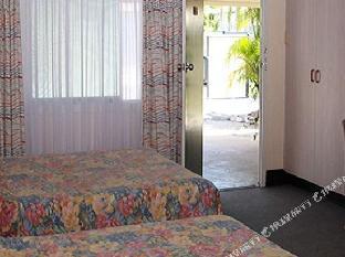 golden fountain motel